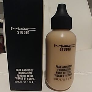 MAC Face and body foundation